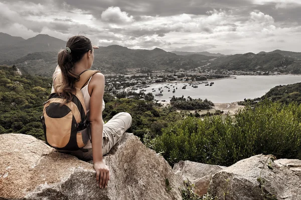 Viaggiatore guarda la baia del mare . — Foto Stock