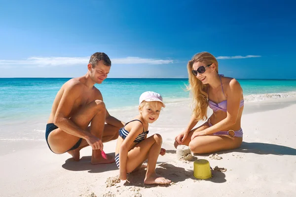 Familjen avkopplande på tropical beach — Stockfoto