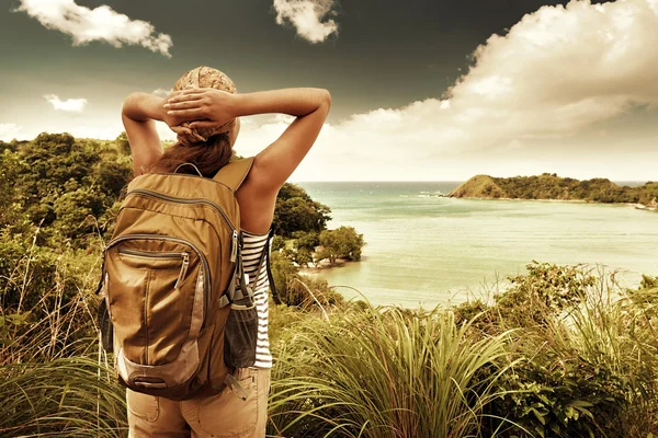Turistické dívka těší pohled na krásné kopce a moře, cestování — Stock fotografie