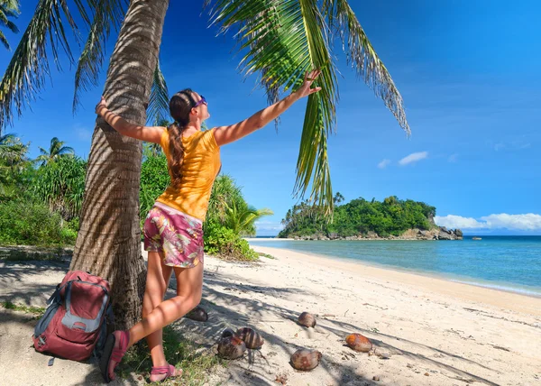 Fille touristique bénéficiant d'une vue sur la belle île et la plage . — Photo