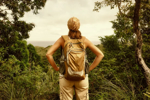Fiatal nő utazó a hátizsák egy erdőben. — Stock Fotó