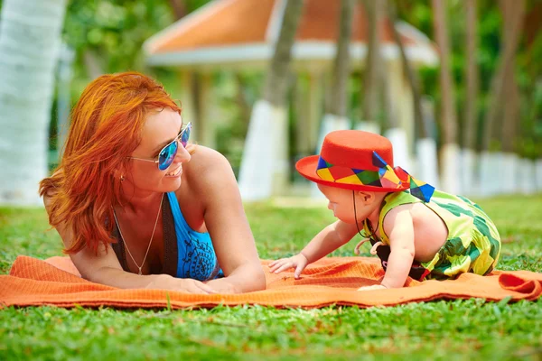 Bella madre e bambino all'aperto. — Foto Stock