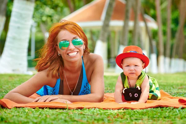 Bella madre e bambino all'aperto. — Foto Stock