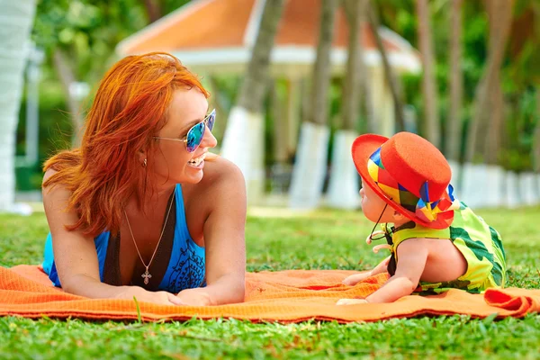 Beauty Mum and her Child playing in Park — Stock Photo, Image