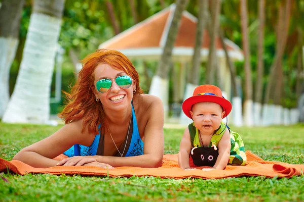 Beautiful Mother And Baby outdoors. — Stock Photo, Image