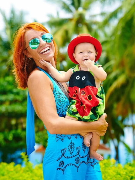 Güzel anne ve bebek dışarıda. — Stok fotoğraf