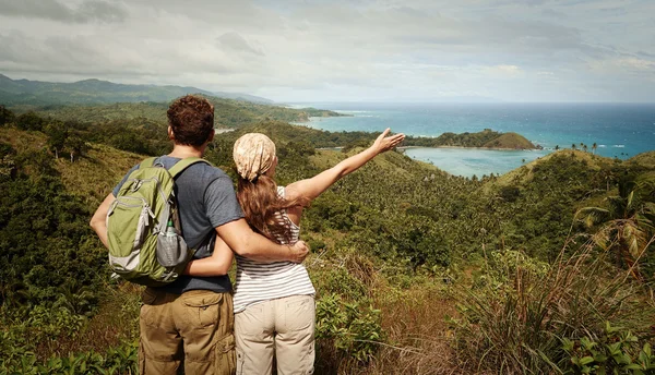 Two hikers with backpack standing on top of a mountain and looki — Stock Photo, Image