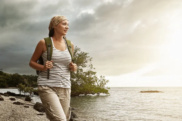 Tourist girl enjoying view of beautiful sunset and sea, travelin — Stock Photo, Image