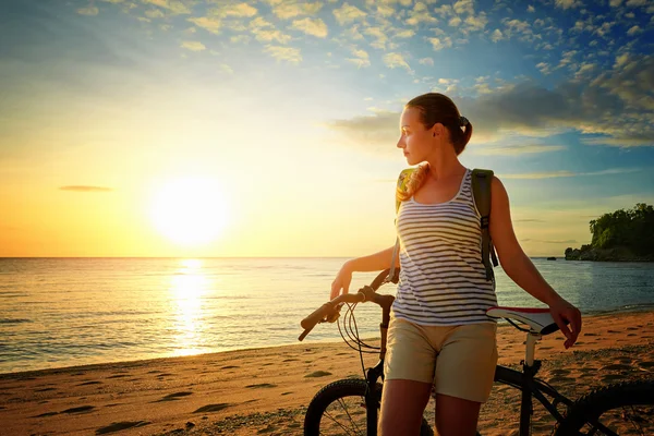 Chica viajero con mochila disfrutando de la vista de la hermosa isla a —  Fotos de Stock