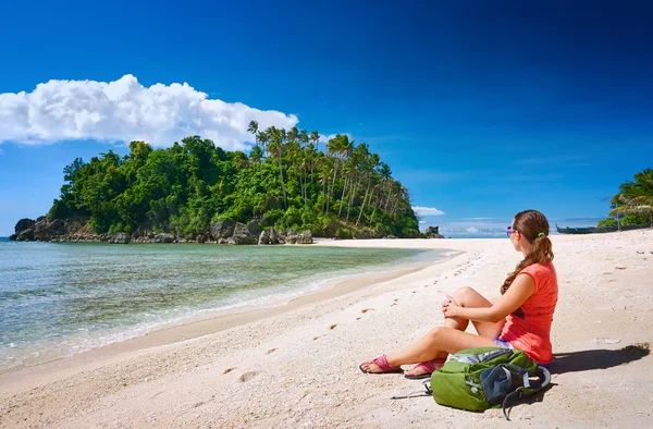 Giovane gerl con zaino rilassante sulla costa e alla ricerca di un isla — Foto Stock