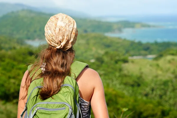 Young traveling woman with backpack. focus on traveller — Stock Photo, Image