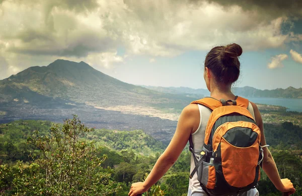 Vrouw reiziger op zoek op batur vulkaan. Indonesië — Stockfoto
