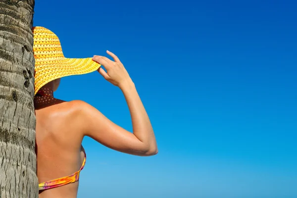 Mulher bonita de biquíni e chapéu de sol de pé com as mãos levantadas — Fotografia de Stock