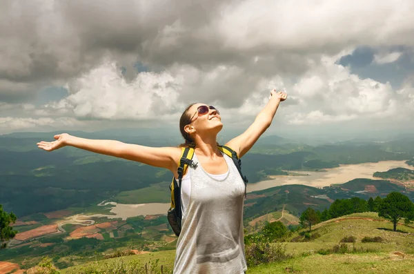 Retrato de chica viajera feliz con las manos levantadas disfrutando de va —  Fotos de Stock