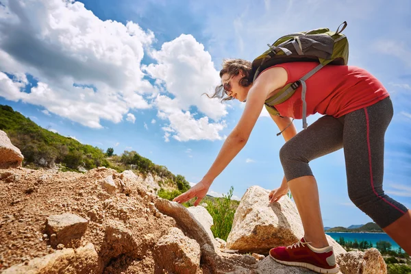 Hiker with backpack walking on seaside trail looking at beautifu — Stock Photo, Image