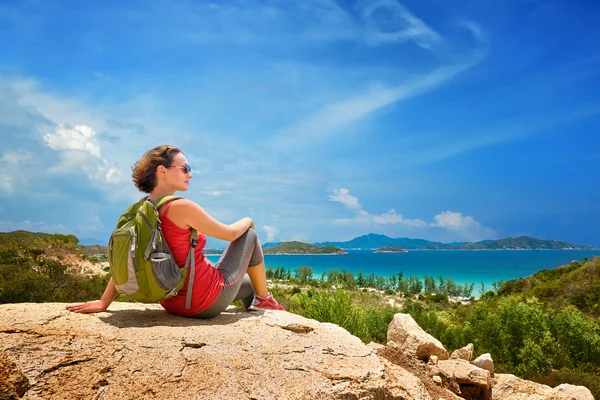 Caminhante com mochila relaxante no topo da montanha e desfrutando — Fotografia de Stock