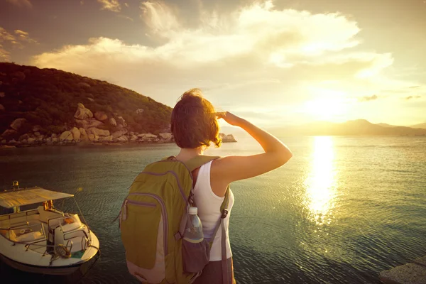 Young woman with backpack standing on the pierce and admiring by — Stock Photo, Image