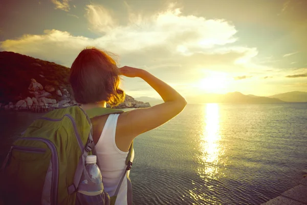 Um viajante olhando para o pôr do sol nas ilhas — Fotografia de Stock