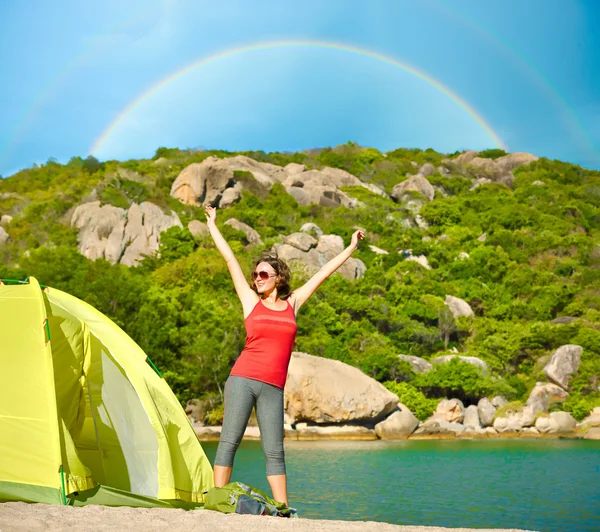 Chica viajero con las manos levantadas disfrutando de la vista arco iris . — Foto de Stock