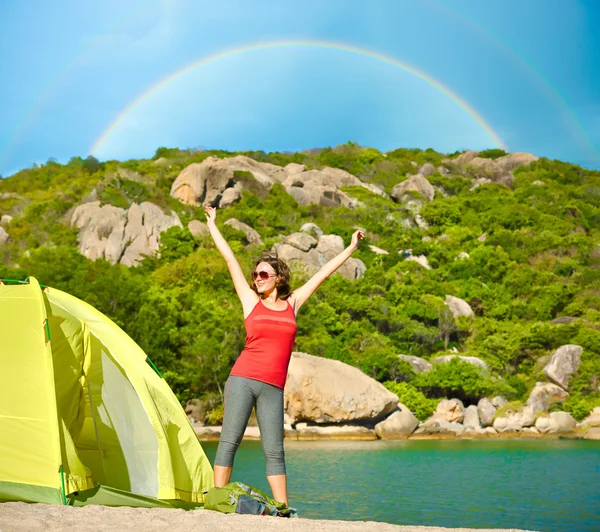 Reisenden Mädchen mit erhobenen Händen genießen Blick Regenbogen. lizenzfreie Stockbilder