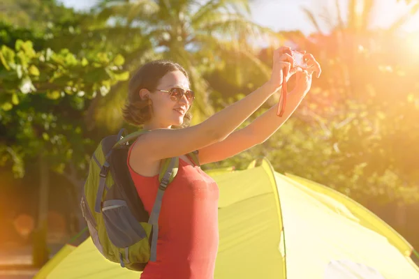 Fotoğraf makinesi ile mutlu backpacker kız portresi, — Stok fotoğraf