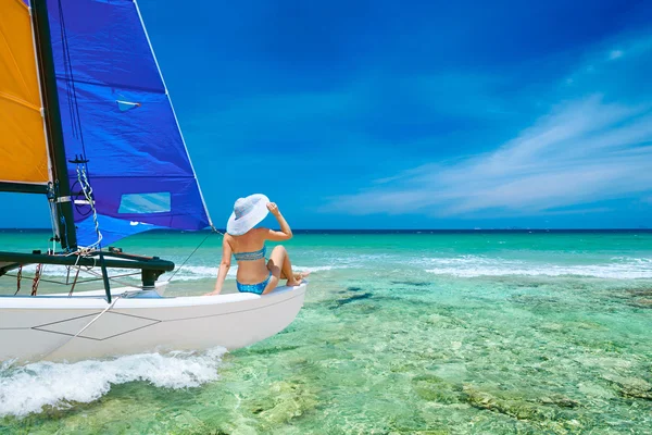 Young woman traveling by boat among the islands. — Stock Photo, Image