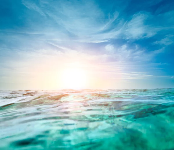 柔らかい光、太陽と抽象的な水中背景 ロイヤリティフリーのストック写真