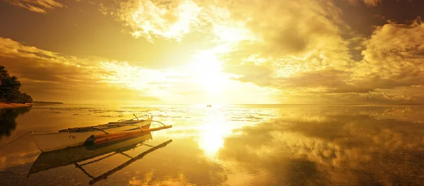 Uma bela vista panorâmica com um barco tradicional o backgroun — Fotografia de Stock