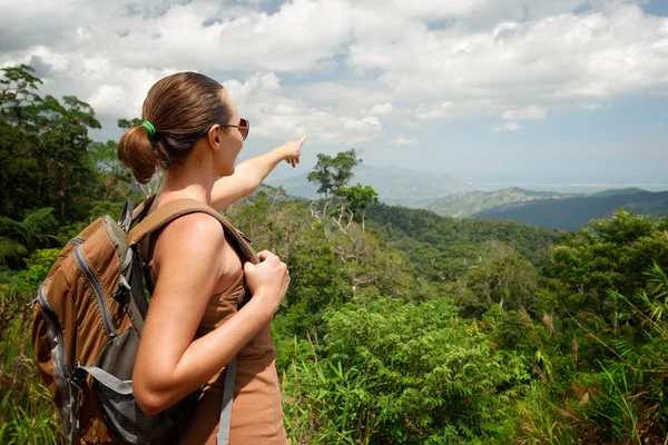 Jovem mulher com mochileiro em pé no topo da montanha — Fotografia de Stock