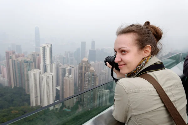 Reizende vrouw fotograaf waardoor een inspirerende stad landschap — Stockfoto