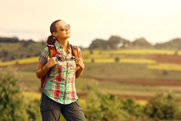 Portrait de jeune fille voyageur heureux avec sac à dos sur le fond — Photo
