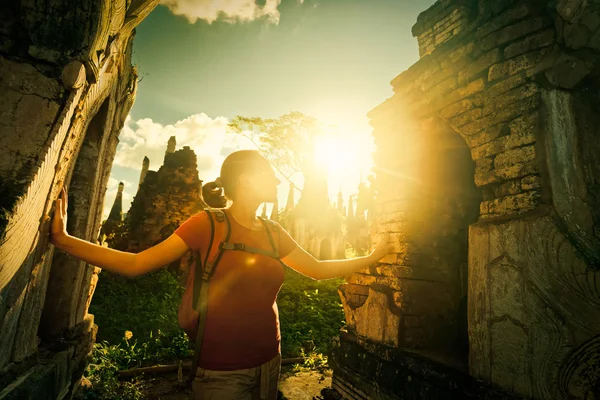 Viajante olha para o pôr do sol antiga stupa budista do templo co — Fotografia de Stock