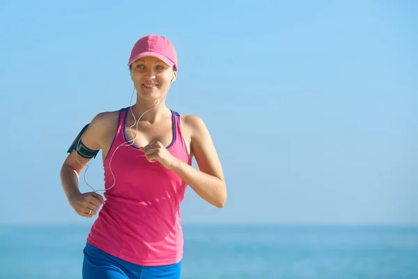 Athletic fitness kvinna kör på stranden. — Stockfoto