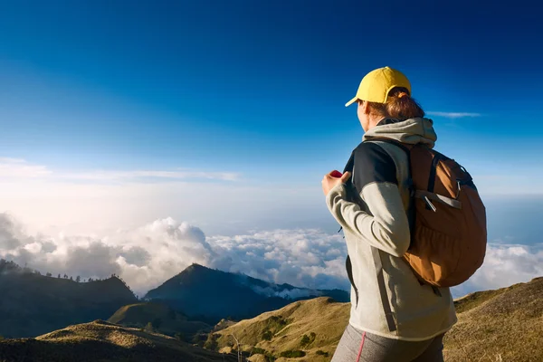 Potret pendaki wanita muda dengan backpacker hiking di mou tinggi — Stok Foto