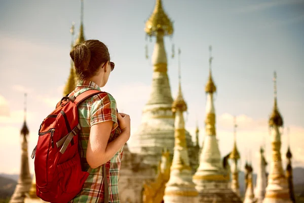 Mochilero viajando con mochila y mira estupas budistas —  Fotos de Stock