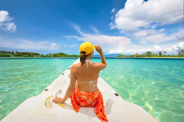 Woman traveler sit on boat at sunny day and looking to a clean s — Stock Photo, Image