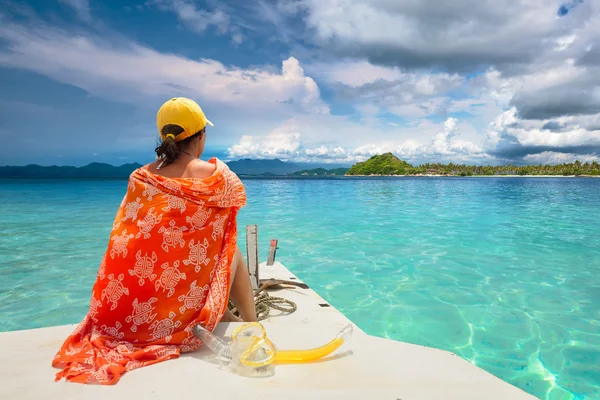 Mulher viajante sentar-se na popa do barco no dia ensolarado olhando para — Fotografia de Stock
