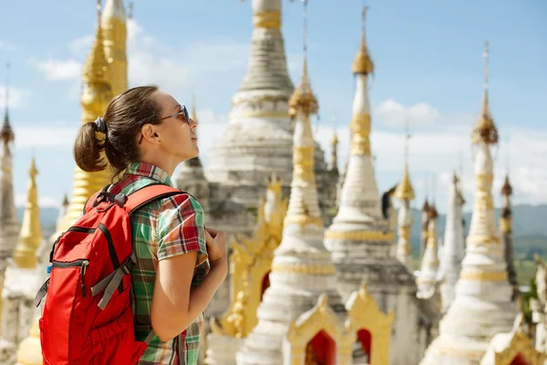 Hiker traveling  with backpack and looks at Buddhist stupas. Bir — Stock Photo, Image