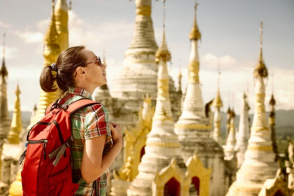 Caminhante viajando com mochila e olha para stupas budistas . — Fotografia de Stock