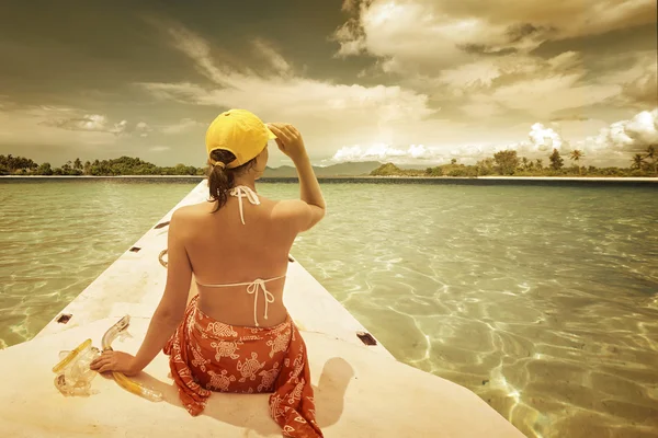 Wanita pelancong duduk di perahu pada hari yang cerah dan mencari untuk s bersih — Stok Foto