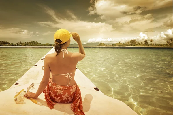 Woman traveler sit on boat at sunny day and looking to a clean s — Stock Photo, Image