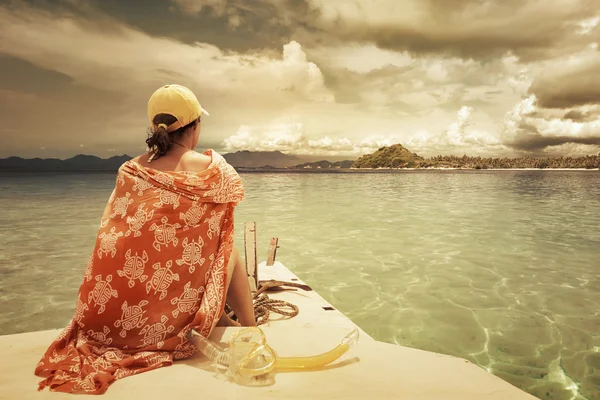 Woman traveler sit at the stern of boat at sunny day looking to — Stock Photo, Image