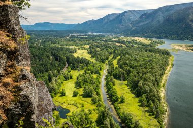 Beacon Rock State Park 'ın yukarıdan görünüşü dolambaçlı Columbia Nehri' ni ve yemyeşil, doğanın sükunetini ve ihtişamını gözler önüne seriyor..