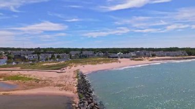 Güneşli bir yaz gününde Michigan Gölü 'nün huzurlu kıyı şeridi boyunca uzanan New Buffalo Beach evlerinin hava saldırısı görüntüleri.