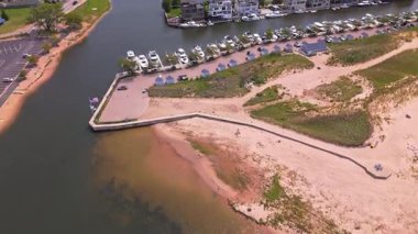 New Buffalo Belediye Limanı 'nın güzel kıyı evleri manzaralı yüksek hava gösterimi, New Buffalo, Michigan