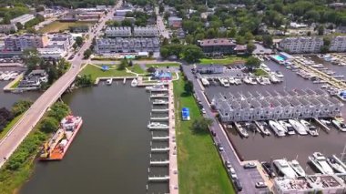 New Buffalo Belediye Limanı 'nın yüksek hava yolu. Güzel sahil evleri, New Buffalo, Michigan manzaralı.