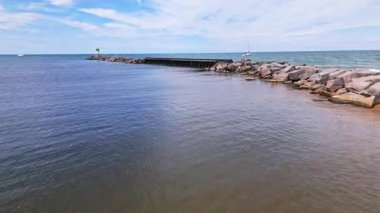 Michigan, New Buffalo Sahili 'nin alçak hava akıntısı Michigan Gölü' nün muhteşem manzarası ve güneşli bir yaz gününde huzurlu kıyı şeridi.