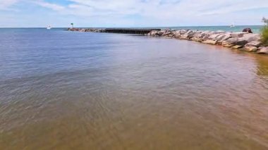 Michigan, New Buffalo Sahili 'nin alçak hava akıntısı Michigan Gölü' nün muhteşem manzarası ve güneşli bir yaz gününde huzurlu kıyı şeridi.