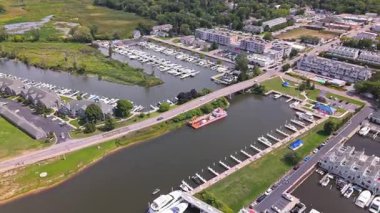 Michigan 'daki New Buffalo Belediyesi Marina' nın güneşli bir yaz gününde Michigan Gölü 'nün ve huzurlu kıyı şeridinin çarpıcı manzaralı havadan çekimleri.