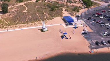 Michigan, New Buffalo Sahili 'nin yüksek hava yolu Michigan Gölü' nün muhteşem manzarası ve güneşli bir yaz gününde huzurlu kıyı şeridi.